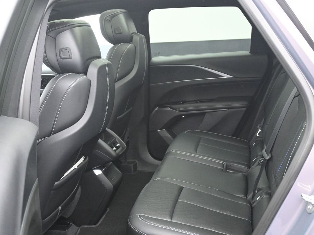 2025 Cadillac LYRIQ Luxury 1