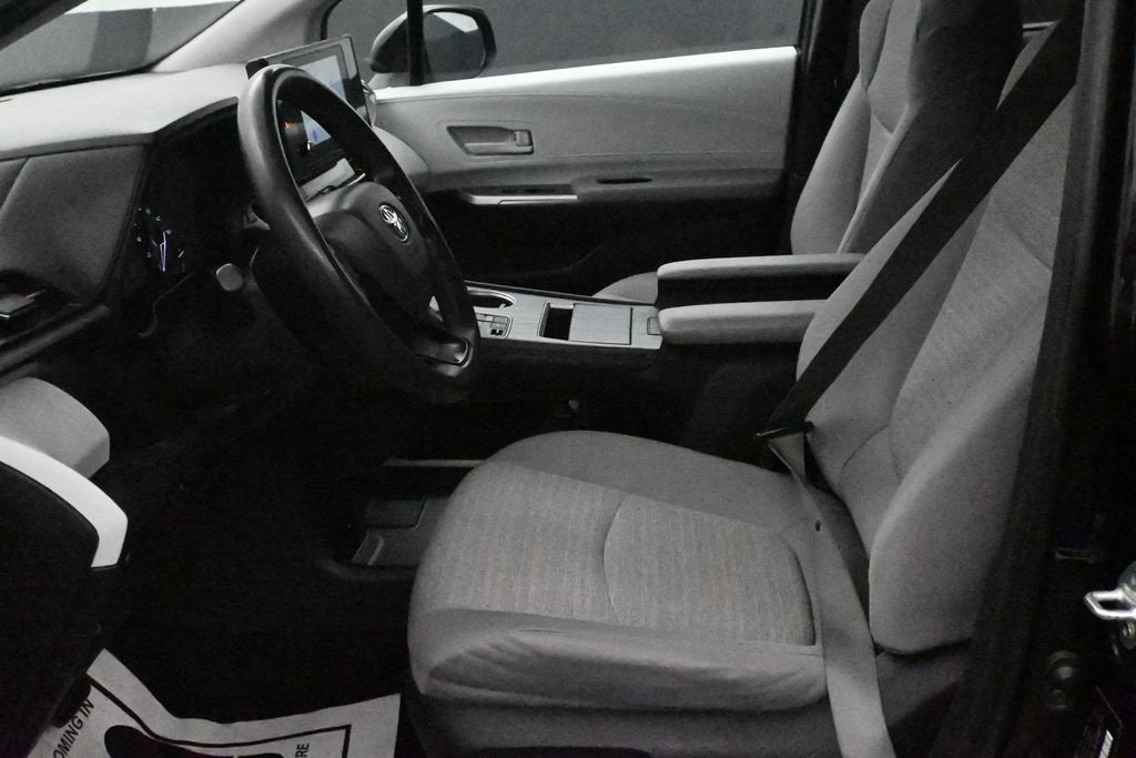 2025 Toyota Sienna LE