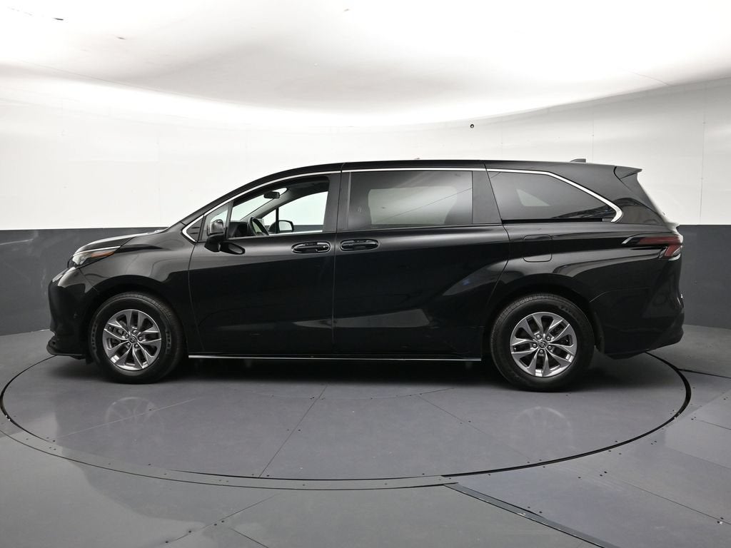 2025 Toyota Sienna LE