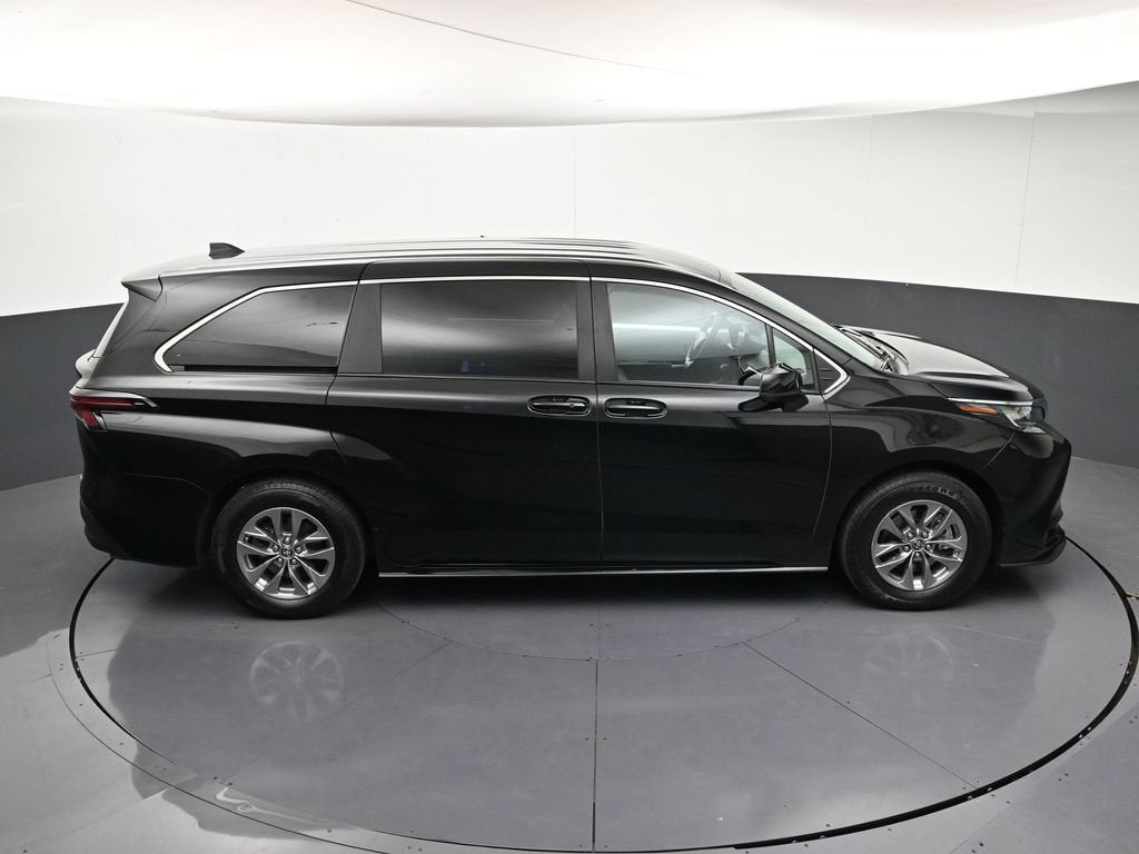 2025 Toyota Sienna LE