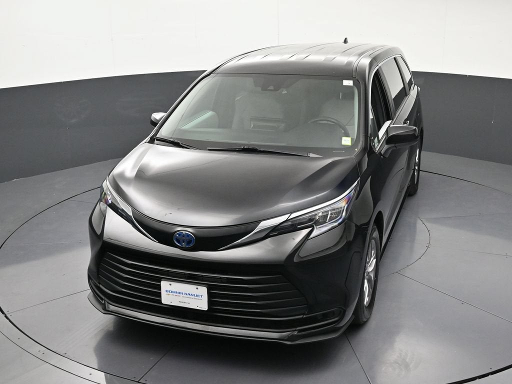 2025 Toyota Sienna LE