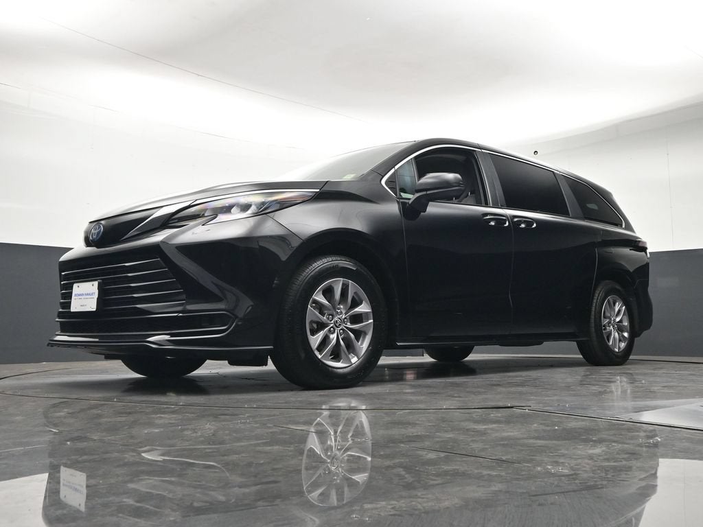 2025 Toyota Sienna LE