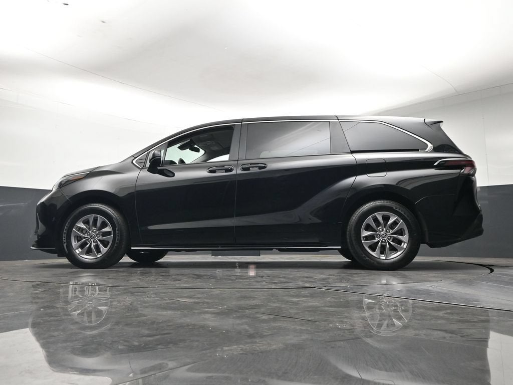 2025 Toyota Sienna LE