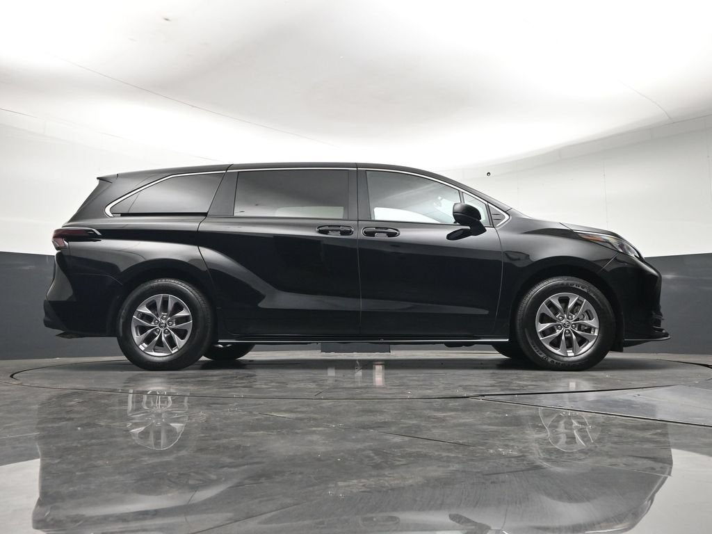 2025 Toyota Sienna LE