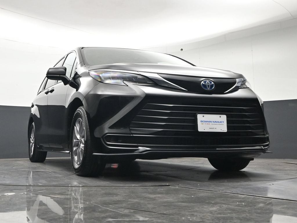 2025 Toyota Sienna LE