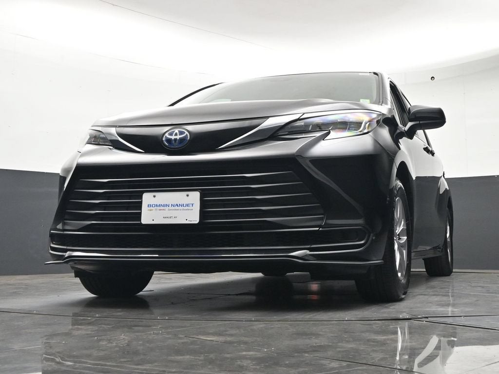 2025 Toyota Sienna LE