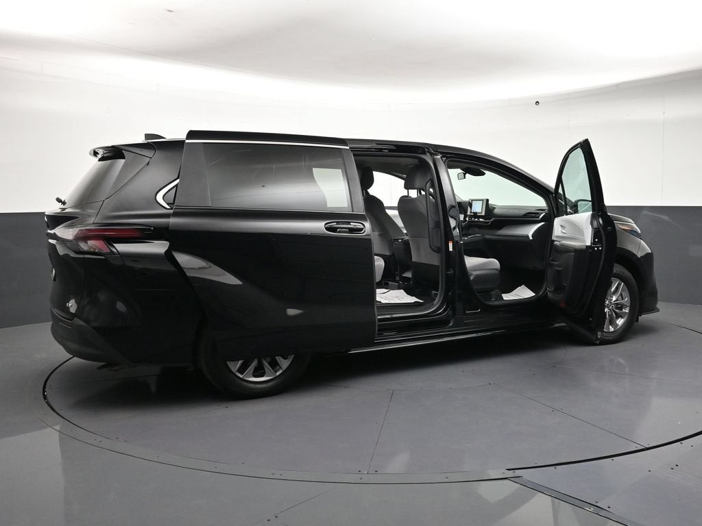 2025 Toyota Sienna LE