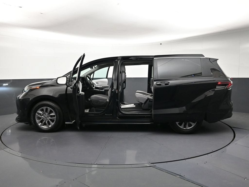 2025 Toyota Sienna LE