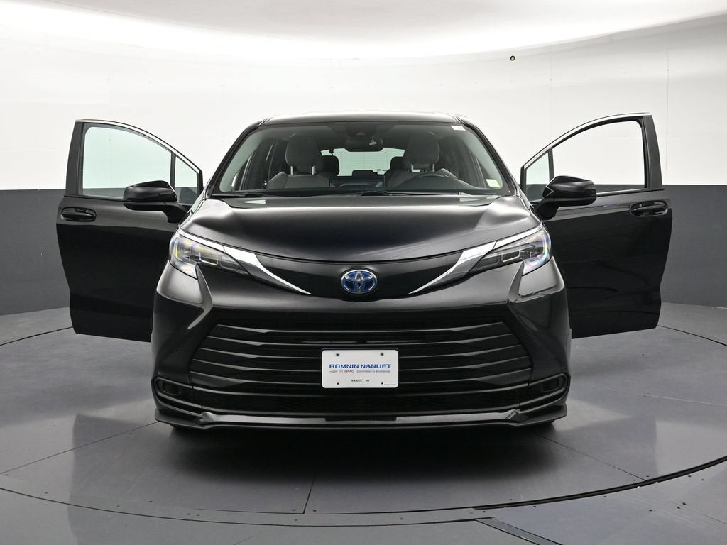2025 Toyota Sienna LE