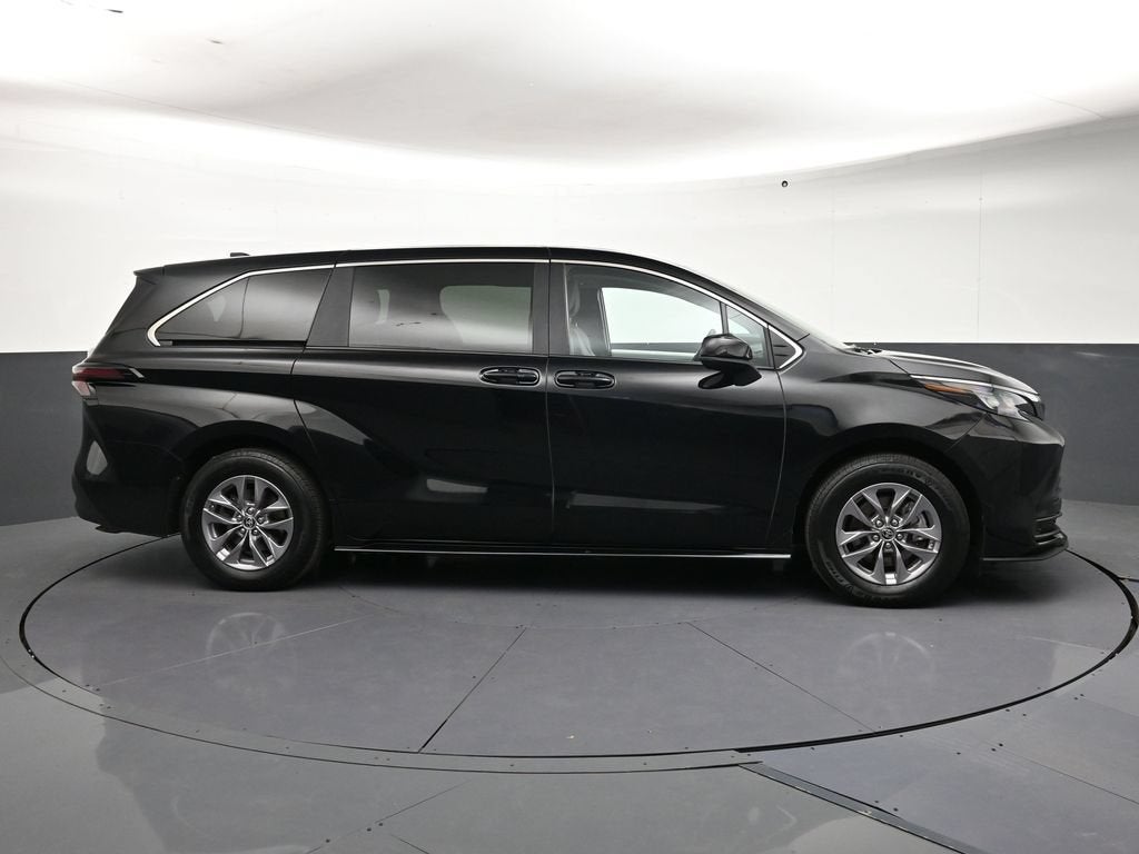 2025 Toyota Sienna LE