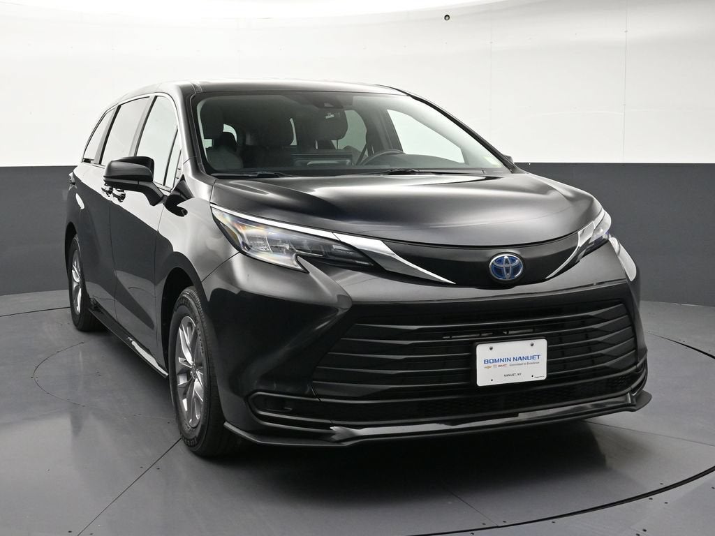 2025 Toyota Sienna LE