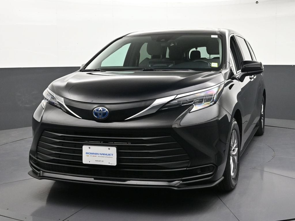 2025 Toyota Sienna LE